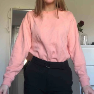  - Peachfärgad sweater i nyskick 
