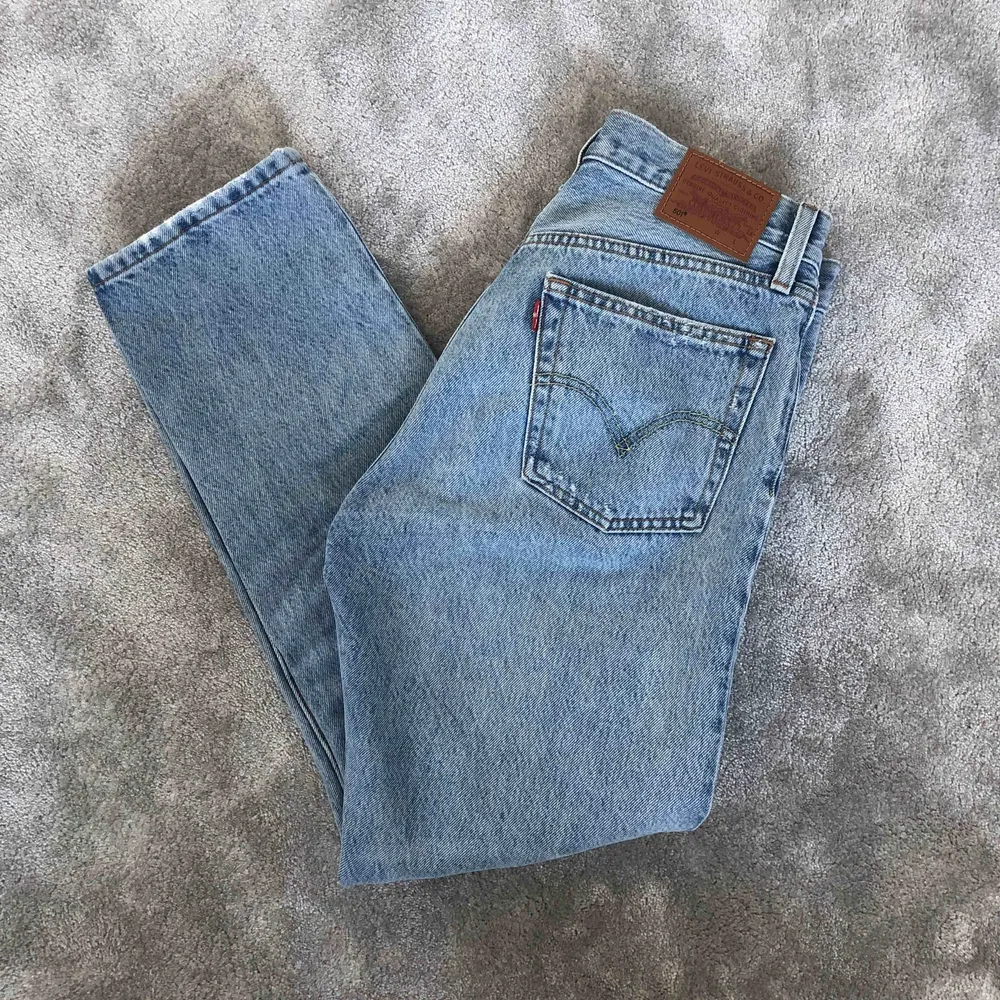 Säljer Levis jeans 501 pga passar inte mig. Använda några timmar! Storlek W26/L28. Köpte dom för 1100kr men säljer för 500kr. Jeans & Byxor.