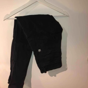  - Snygga svarta byxor med silverdetaljer. Osäker på storleken men jag har XS vanligtvis och de passar mig så skulle tippa på det! Hör av er vid frågor