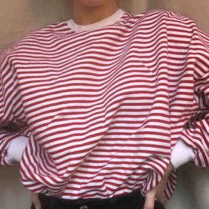 - En tunnare oversized röd och vit randig sweatshirt från Pull&bear. Köpt förra året och använd ett par gånger därav i superfint skick! Eventuell frakt tillkommer.
