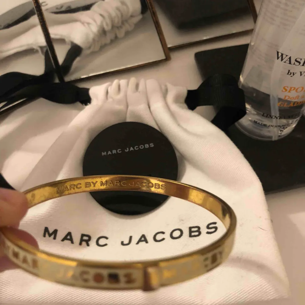 Fint armband ifrån Marc Jacobs, äkta.  Påsen ingår inte då jag förvarar mitt halsband i den.   Cirkus mått: 19,5. Accessoarer.