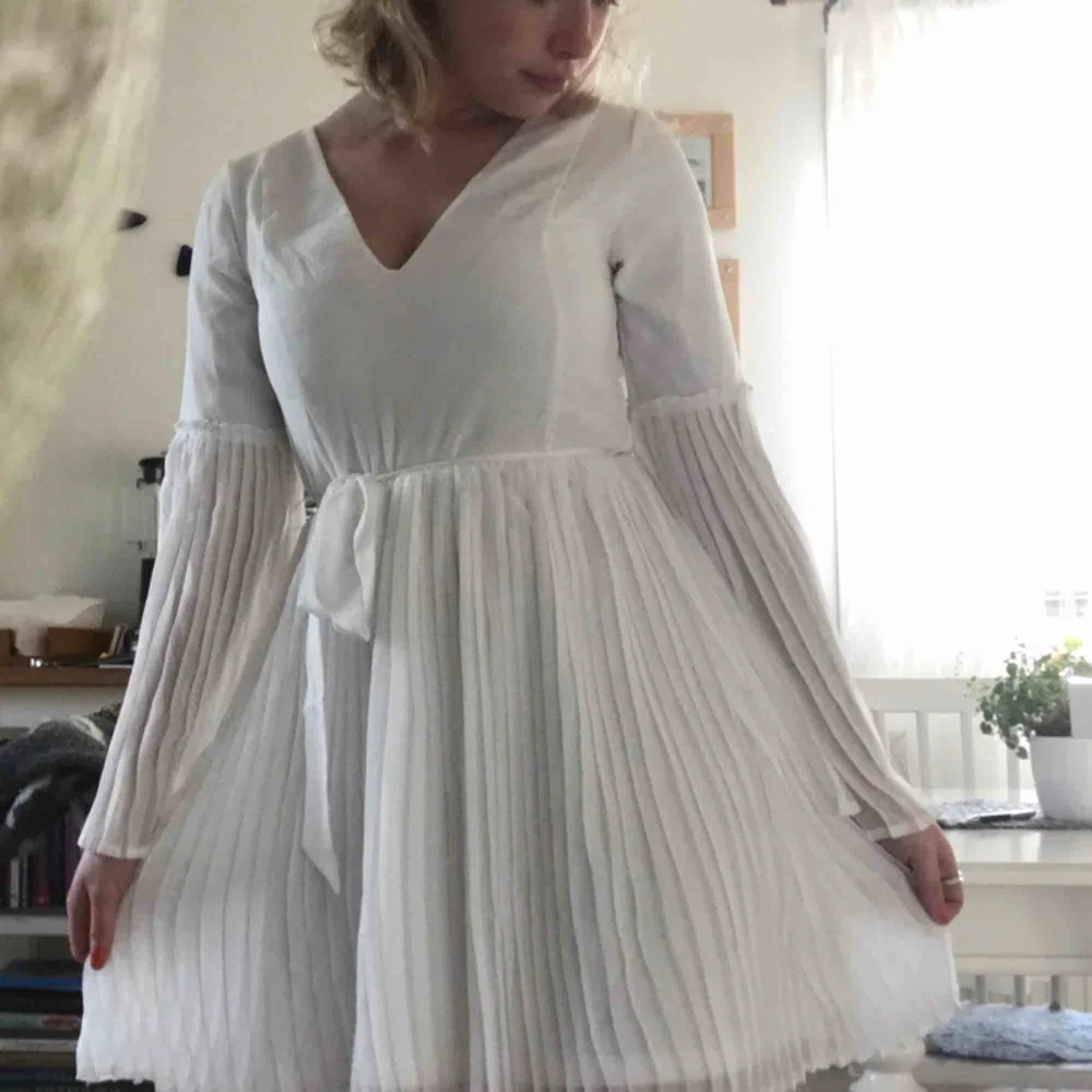 Paulina Pleated Dress från bubblerooms årliga kollektion av studentklänningar. Nypris är 499kr. I övrigt är den i perfekt skick och prislappen sitter kvar. Den är aldrig använd och säljs nu för mer än halva priset! Verkligen super fin! 🌼. Klänningar.