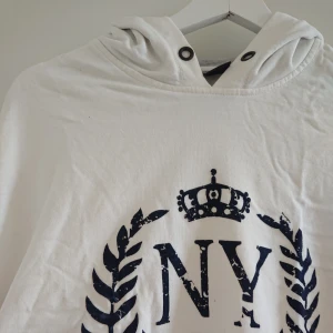 - Vit Hoodie med tryck från Ginatricot i storlek M. Perfekt som oversized för storlek S. Knappt använd och i mycket bra skick! 