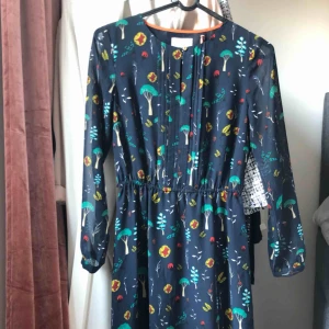  - Ny oanvänd Holly & Whyte klänning designad av Gwyneth Paltrow (Lindex) den har vackert fall, lika snygg till festen som till AWn