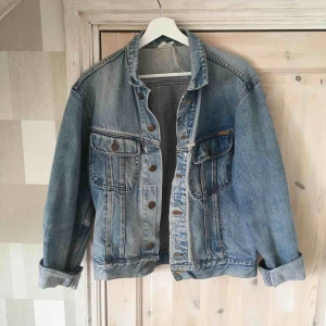 - Snygg tvättad oversize jeansjacka. Oversize för S och M. 