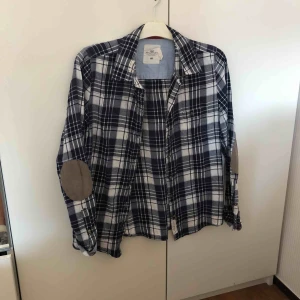  - Flanell skjorta med armbågs lappar.
