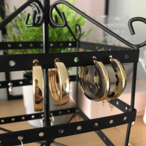  - Guldiga örhängen. Aldrig använda. 40 kr styck. 60 kr för båda två