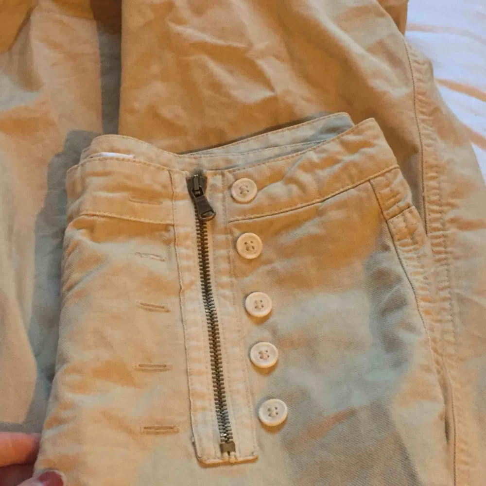 Fina sandbruna byxor som sitter tajt upptill och går ut nertill🌼 köpte dom alldeles för små så kan tyvärr ej ta bild med dem på🦀 skriv för bättre bilder❤️ frakt tillkommer😍 annars möts vi i slussen. Jeans & Byxor.