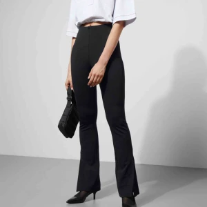  - 200 utan frakt 250 med frakt. Säljer byxor med slit pga kmr inte till användning.