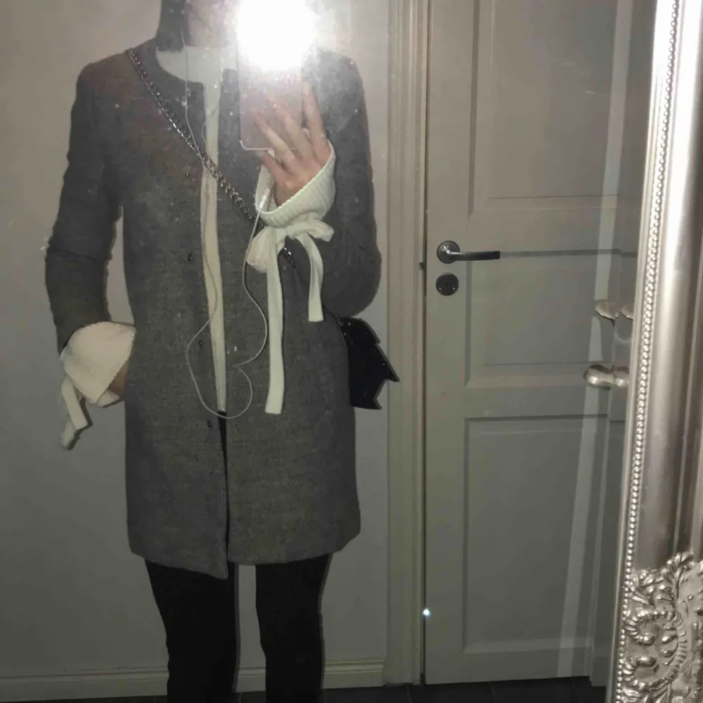 En superfin grå kappa som jag köpte förra året från vero moda, den är använd men fortfarande i ett superbra skick. . Jackor.