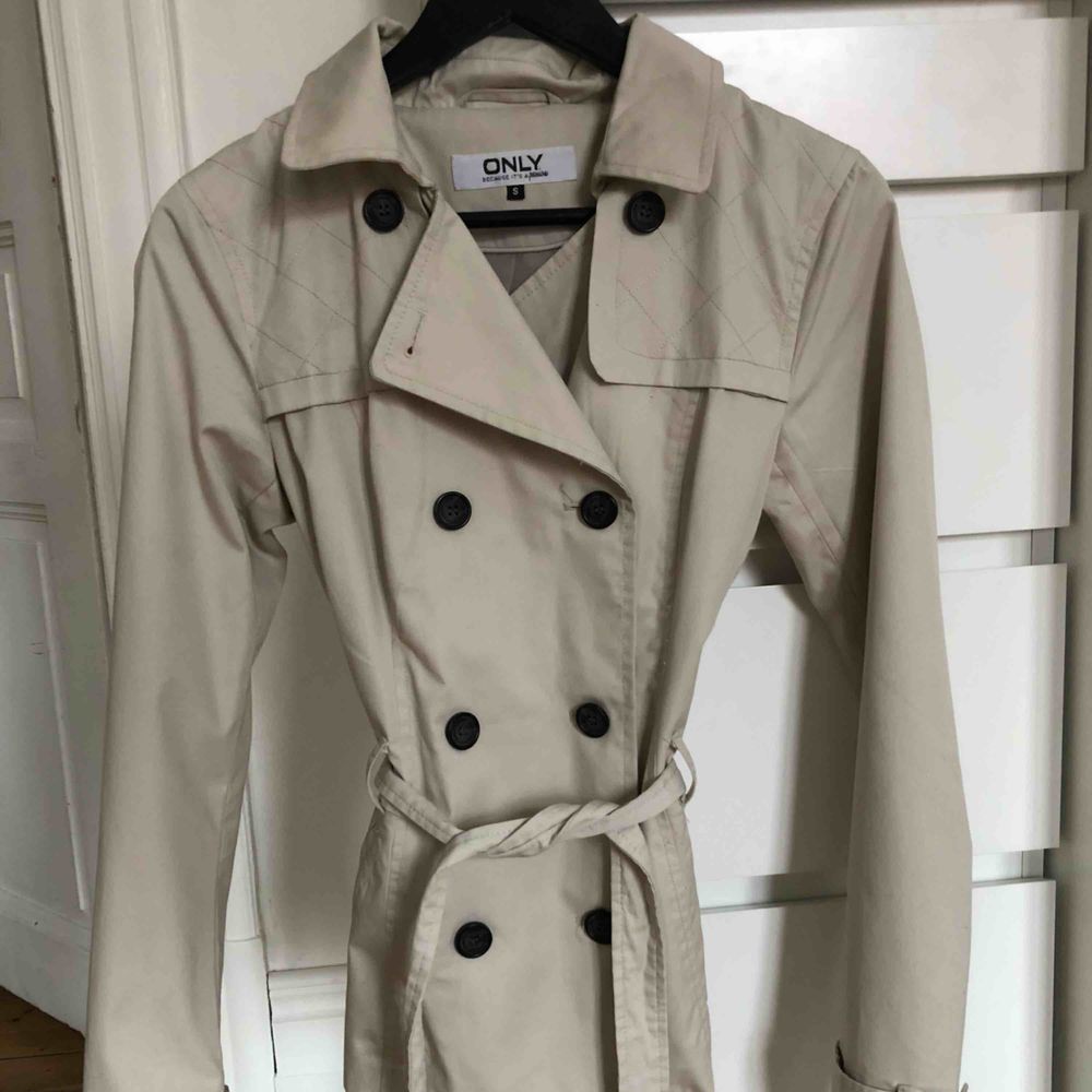 Kort trenchcoat ifrån Vero Moda, aldrig använd💫. Jackor.