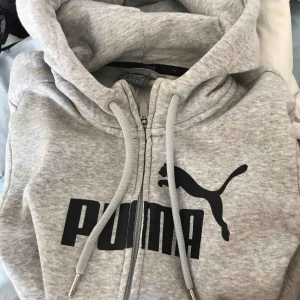  - Ljusgrå puma hoodie, väl använd men bra skick 🥰🥰