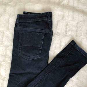 Mörkblå jeans från Filippa K, jättesköna och stretchiga! Skinny leg och mid rise skulle jag säga, det är bara kontakta mig för bilder hur dom ser ut på osv 🥰