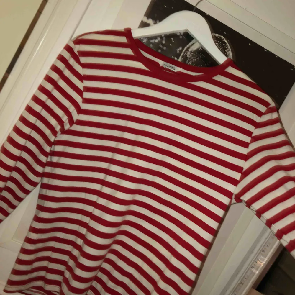 Säljer en röd och vit randig tröja från monki:). Skjortor.