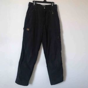  - Sköna cargobyxor som tyvärr blivit för små. Fickor som stängs med kardborre och massa olika dragkedjor😍 Möts upp i Gävle eller fraktar för 72kr