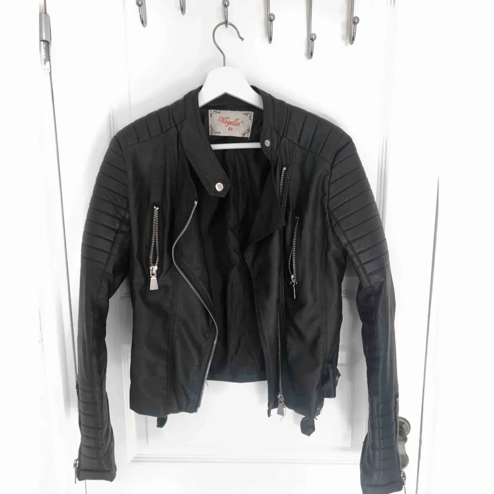 Chiquelles populära Motojacket i storlek 42, dock väldigt liten i storlek så skulle nog mer säga att den är som en 40! Fint skick och sparsamt använd!     Nypris: 699kr  Köpare står för frakt, möts annars upp i Sthlm!🌸. Jackor.