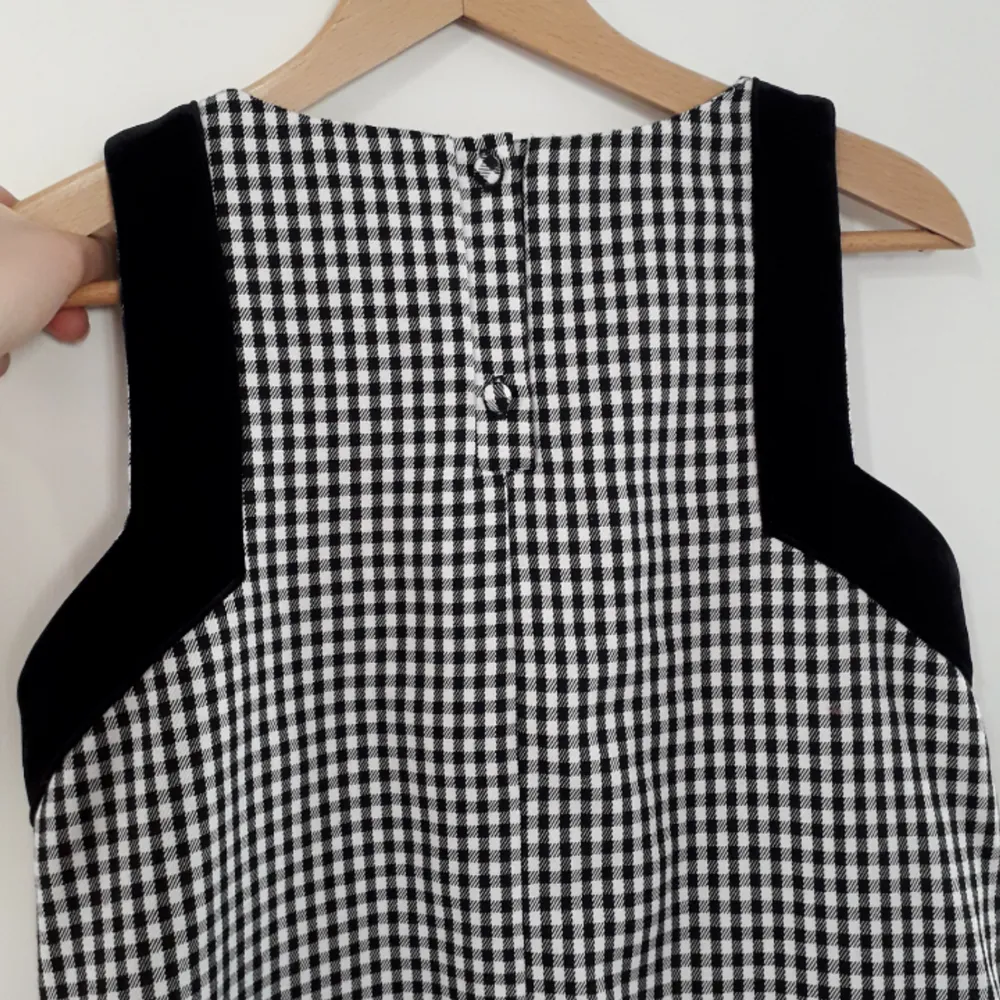 This is a 60's style check dress from River Island, Chelsea Girl. It is bought second hand, in good condition. I'm selling because it's too small for me. I would say it's pretty true to size.. Klänningar.