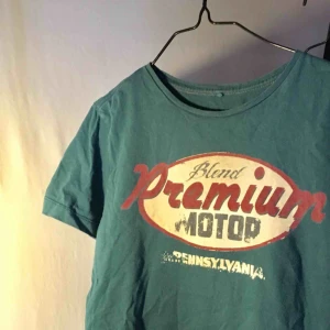  - Fett retro mörkgrön T-shirt med texten Blend premium motor Pennsylvania. Säljes för 50kr + 35kr frakt, jag tar swish eller möts upp i gbg❤️