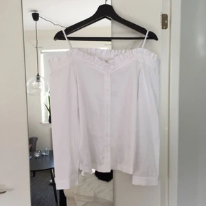  - Helt oanvänd off-shoulder skjorta från hm trend. Stor i storleken tycker jag