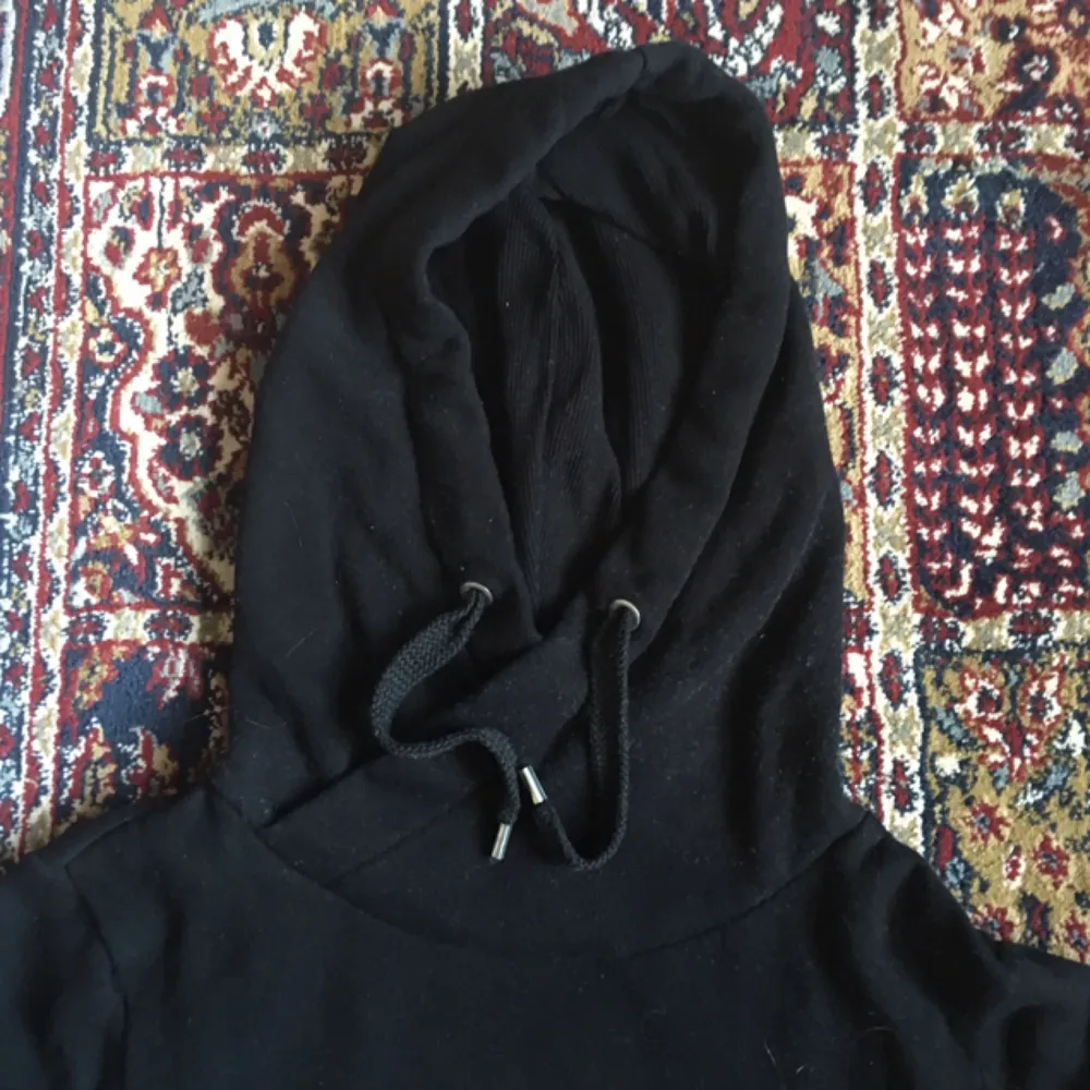 Svart enkel hoodie från H&M. Använd 1-2 gånger.   Köparen står för frakt, har Swish:) . Hoodies.