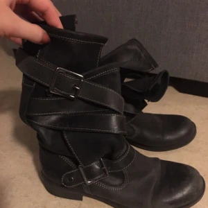  - Säljer ett par Mc boots äkta skinn. Lite öppna med två spännen på vardera sko. Köpta på Bianco. Stl 39. Ny pris ca 2000 kr säljer dessa för 600 kr. Använda flera gånger men i bra skick.  Köparen står för frakt. Kan även mötas upp i Stockholm.