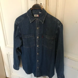  - Levis jeansskjorta. Sitter som L men det står S på lappen, sannolikt feltryckta. Fint skick. Hämtas i Uppsala eller kan skickAs spårbart för 53 sek