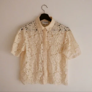  - Köpte den av bloggare Linn Eklund på en bloppis, kunde inte prova den på plats. Aldrig använd av mig. 