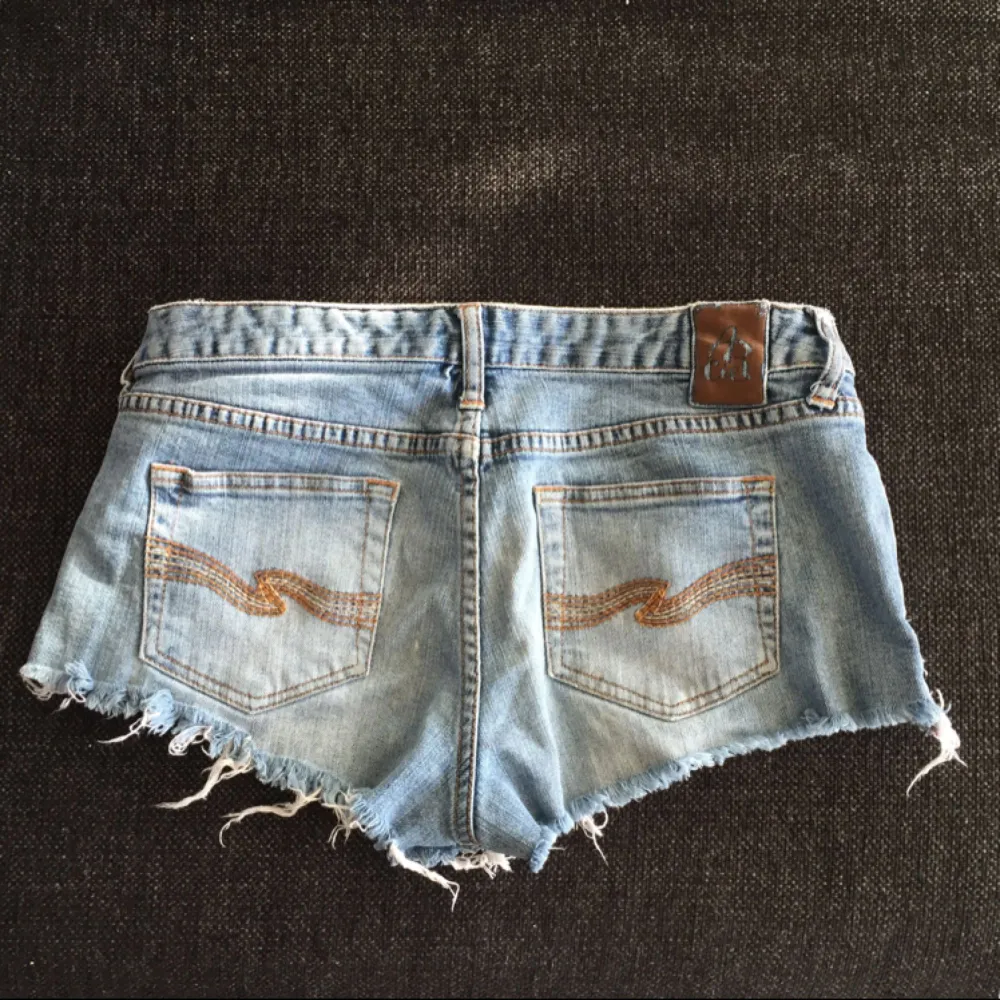 Second hand jeansshorts i storlek 7, vilket jag tycker motsvarar storlek S. Jag som är en storlek M får på mig dem, men de sitter inte superbra. Slitningar fram och mycket slitningar  Kan mötas upp centralt i Stockholm, i Södertälje eller skicka som ett paket på posten.. Shorts.