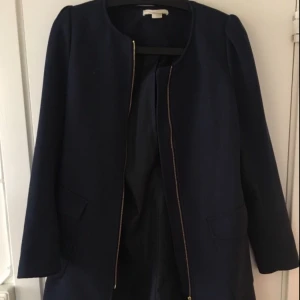  - Mörkblå kappa med gulddetaljer