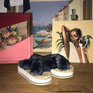 - 💃🏼Fluffiga platå sandaler från zara💃🏼 Använt enbart 1 gång, så mer eller mindre oanvända.  beställde fel storlek så de är något för små för mig (37)  Köparen står för den eventuella frakten u know the drill🌹