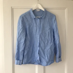  - Linneskjorta från Cubus, 100% linne. Vacker ljusblå färg. Så skön att ha på sig! Stl 36 men passar även 38 om man vill ha den tightare och 34 om man vill ha den loose. Knappt använd, så i jättefint skick!  Köparen betalar frakten på 30kr.