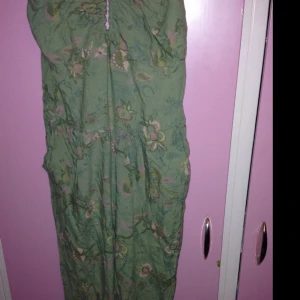 Mysig byxdress, halterneck. Lite svårt att få till en bra bild.  - Mysig byxdress, halterneck. Lite svårt att få till en bra bild. 