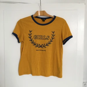  - Tischan är senapsgul. 