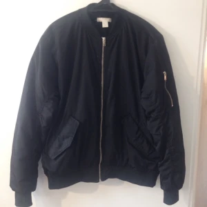  - Snygg Bomberjacka. Sparsamt använd! Har passat som oversize på mig som har strl. 38 ⚡️ 