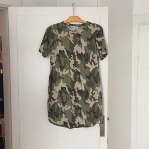  - Köparen står för frakt. T-shirtklänning. 