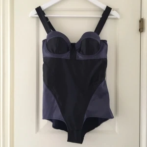  - Oanvänd body från Sonia Rakels samarbete med h&m, strl 38. Nyskick.   Hämtas på Kungsholmen i Sthlm eller skickas mot frakt 