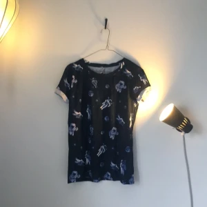  - Rymdt-shirt, använd 1-2 ggr. 