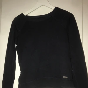  - Mörkblå sweatshirt från Abercrombie, med fina detaljer i sidan och på axlarna. Ser smutsig ut i kameran men den är i gott skick! 
