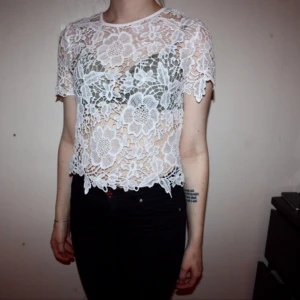  - Helt ny vit spetstopp från BIKBOK. Storlek small. Frakt 20kr