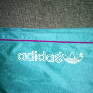  - Vintage Adidas mjukbyxor! köpt i Hongkong, I storleken 174 ( passar en L/M) lite oversize, jätte bra stick! 