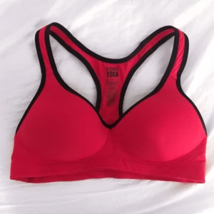  - Helt oanvänd Victoria's Secret sport bh i storlek XS. Den är ceriserosa och vadderad. Beställde felstorlek därav aldrig använd. Så ny och fräsch.