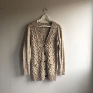  - Knitwear från Zara med läderdetaljer på ärmarna. Använd ett fåtal gånger.