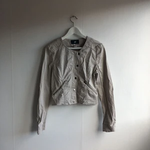  - Beige kortare jacka från HM. Använd ett fåtal gånger.