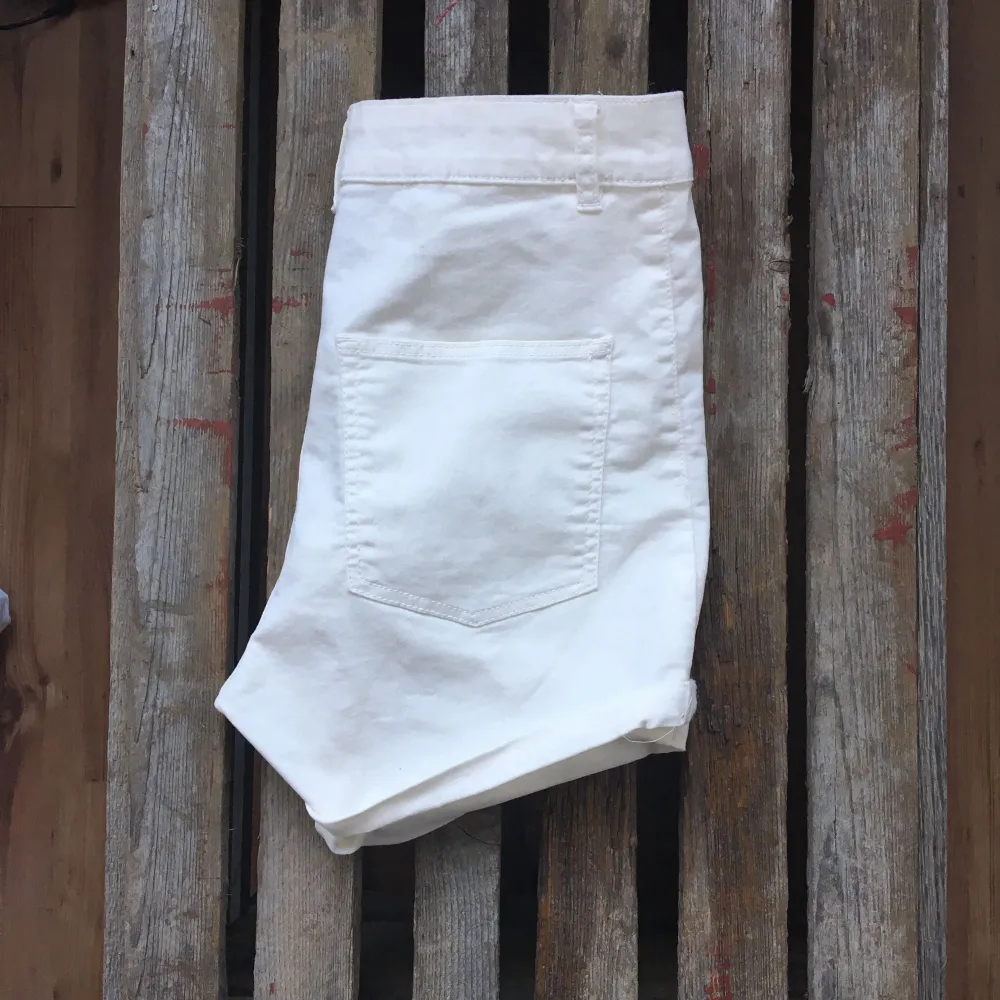 Stretchiga vita shorts från HM. Aldrig använda.. Shorts.