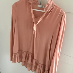  - Blus, köpt i USA. Använd 1 gång. 