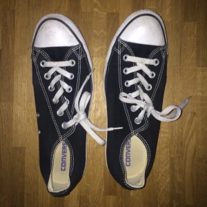  - svarta låga converse, använd fåtal gånger så i bra skick! 