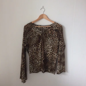  - Skitsnygg festtopp, utsvängda armar och finare tyg, passar bra på mig som är M. 