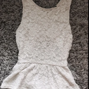  - Superfin topp i spets från Bikbok. Storlek S och som ny! Öppen i ryggen men man kan ha bh utan att det syns.