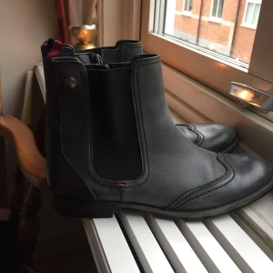  - Säljer par skit snygga Tommy Hilfiger skor super sköna att gå i, inte använda mycket  