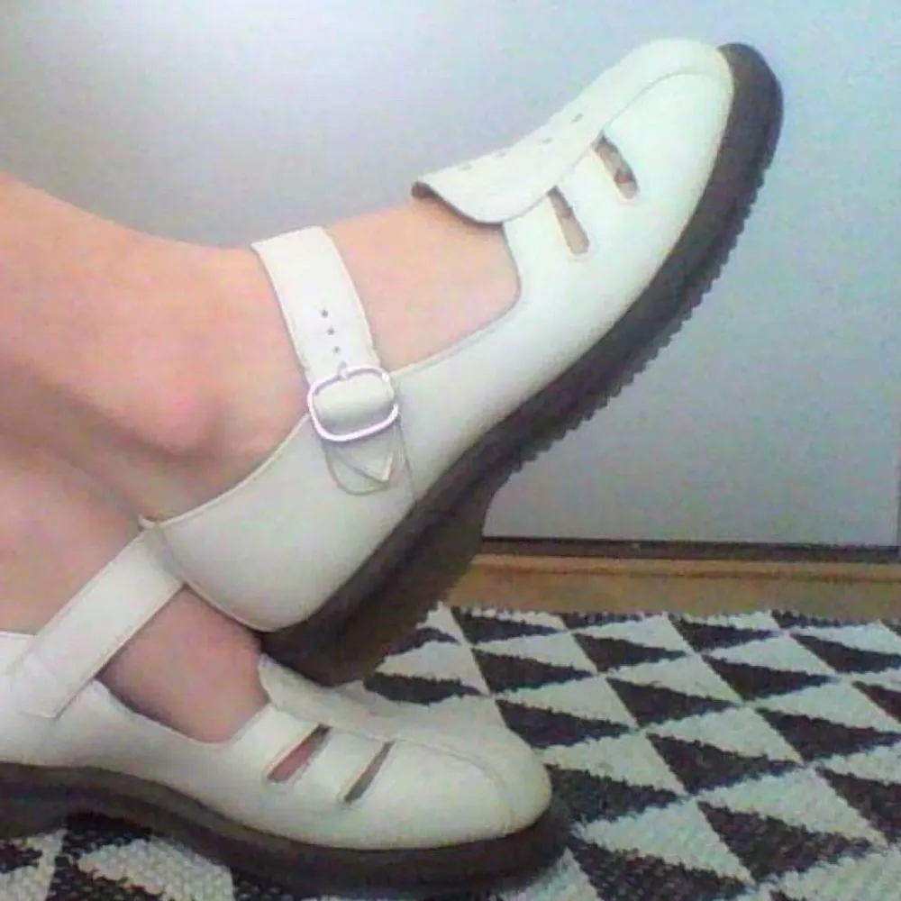 Vita Dr. Martens sandaler. Himla fina men kmr inte till användning. Jag har storlek 37, dessa är 36 men fungerar på mig🌸🌸frakt inkluderat. Skor.